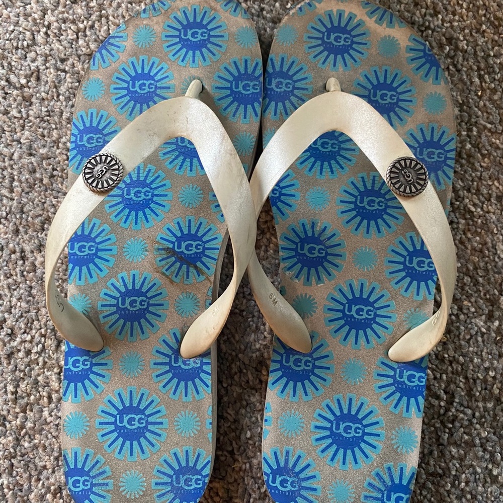 Ugg flip flops